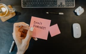 A reminder note to 'don't forget'.
