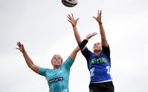 Emma Dermody of Matatu and Maiakawanakaulani Roos of the Blues compete for the ball.