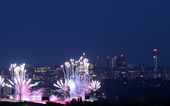 Fireworks erupt over the Alexander Stadium during the closing ceremony for the Commonwealth Games in Birmingham, central England, on August 8, 2022. (Photo by Oli SCARFF / AFP)