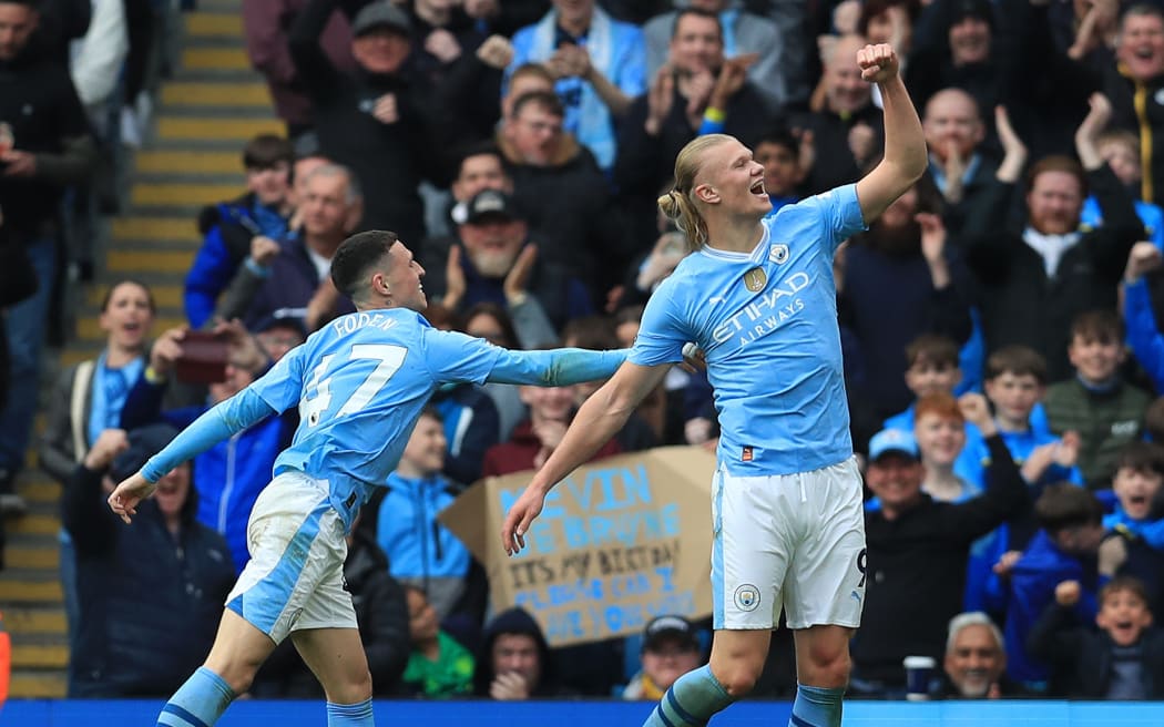 Erling Haaland (R) and Phil Foden celebrate a goal to Manchester City.