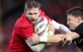 Elliot Daly tries to fend off Beauden Barrett.