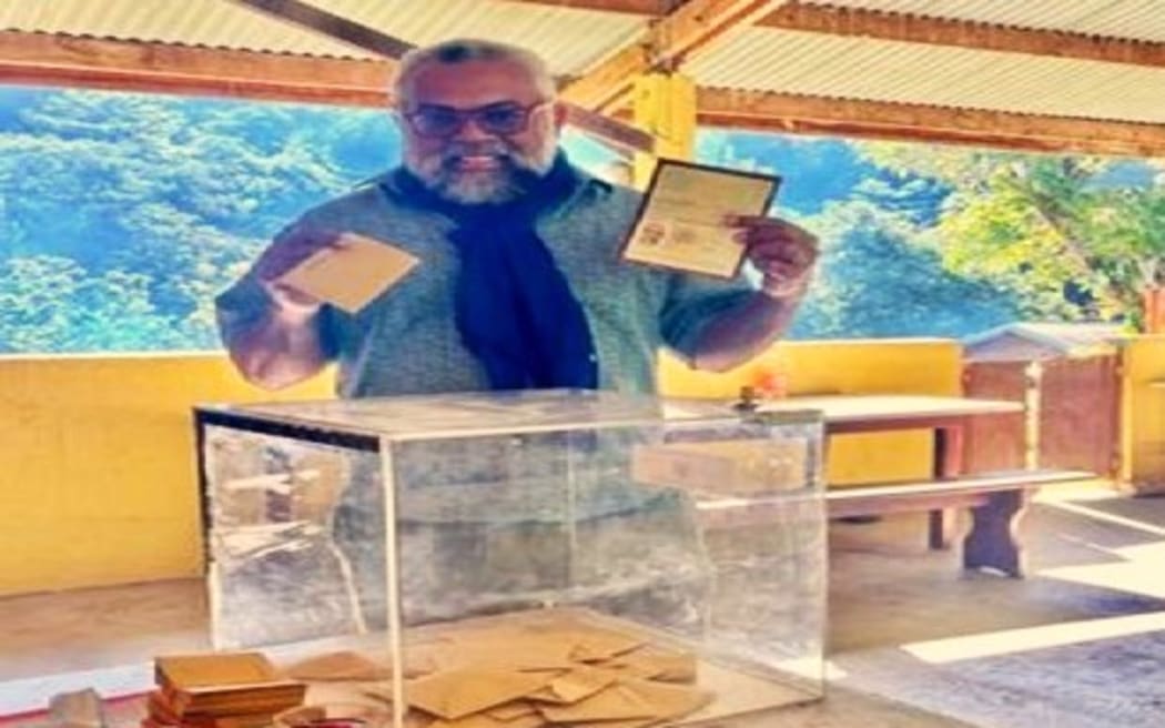 Emmanuel Tjibaou cast his vote on Sunday 7 July in his home village of Tiendanite – Photo NC la 1ère