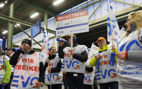 During a strike rally of the EVG at Stuttgart main station, a demonstration march formed through the station concourse. With a large-scale nationwide warning strike, the unions EVG and Verdi paralyzed large parts of public transport on Monday.