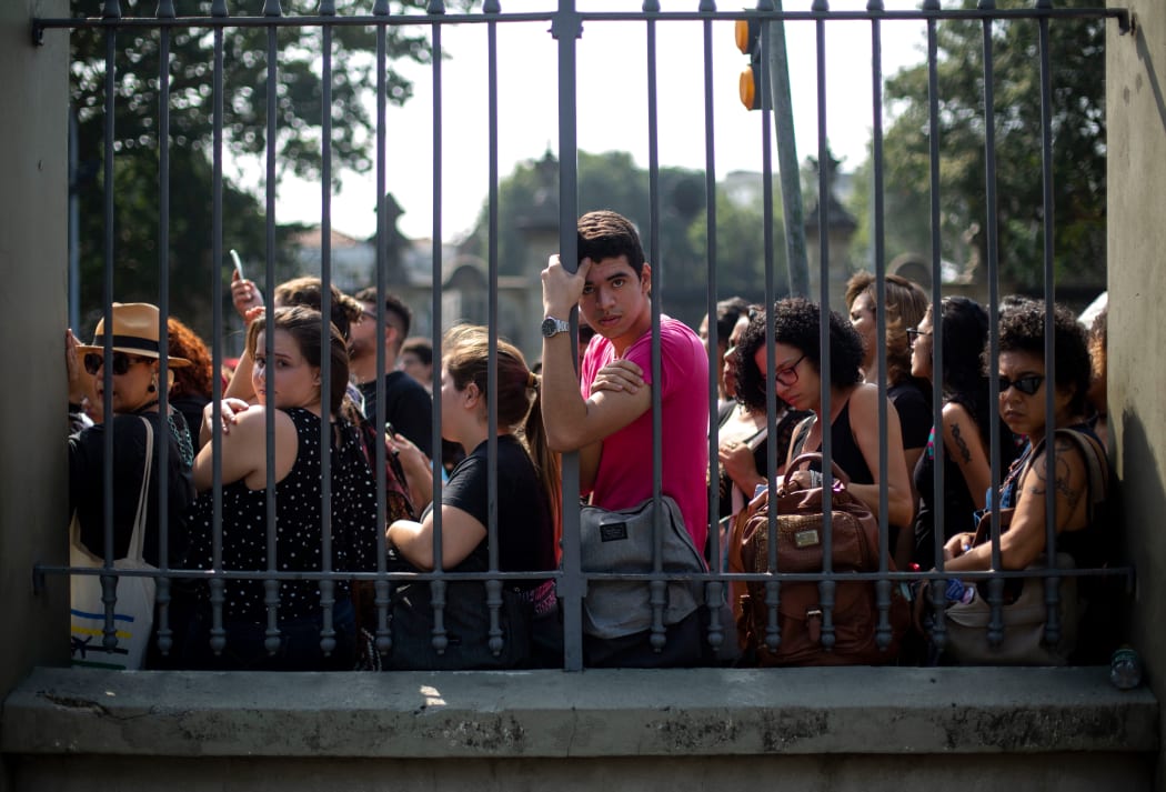 Students and researchers protest against the Brazilian Federal Government at the gates of the Quinta da Boa Vista park.