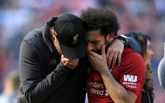 Liverpool manager Jurgen Klopp speaks to Mohamed Salah.