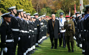 Tuimaleali'ifano inspecting a guard of honour made up of New Zealand army, navy and police.