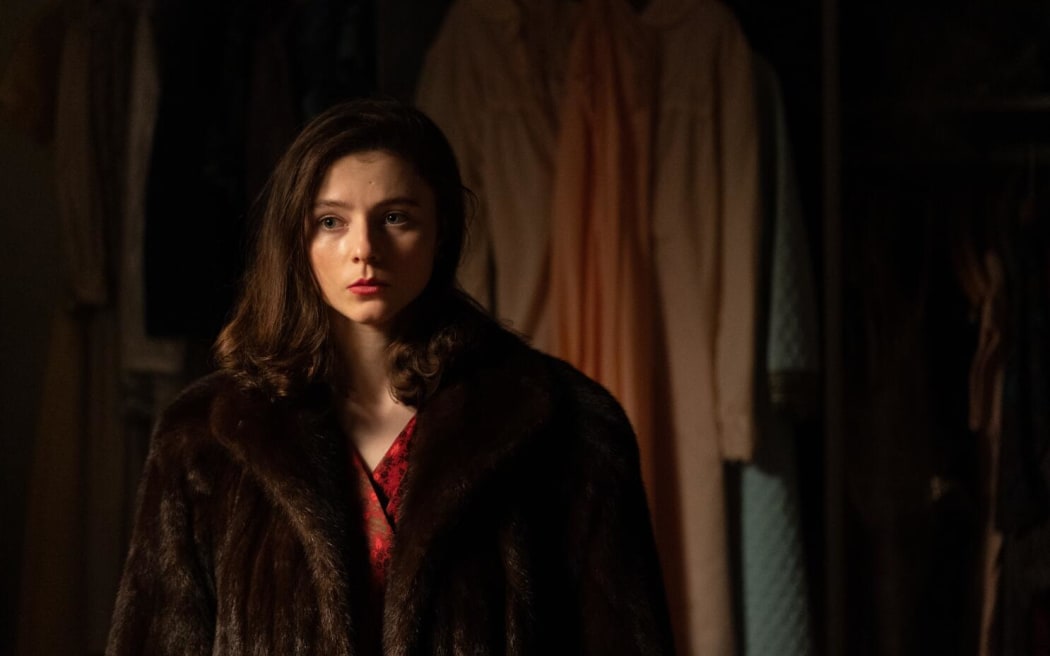 Thomasin McKenzie in the movie Eileen.