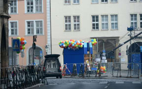 Police dogs are brought to search the area in the German city of Braunschweig where a planned carnival parade was cancelled because of a "specific threat of an Islamist attack".