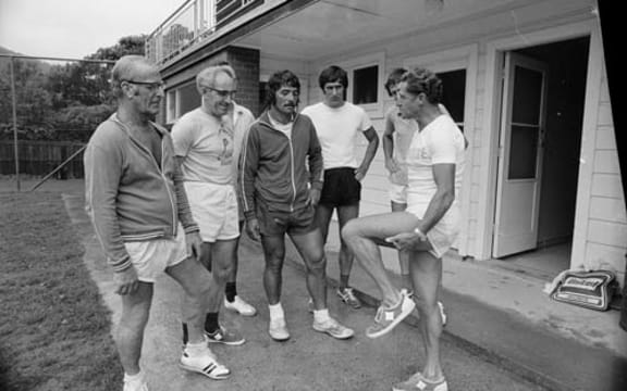 Arthur Lydiard (right) gives advice on injury prevention to joggers in Wellington’s Anderson Park in February 1975.