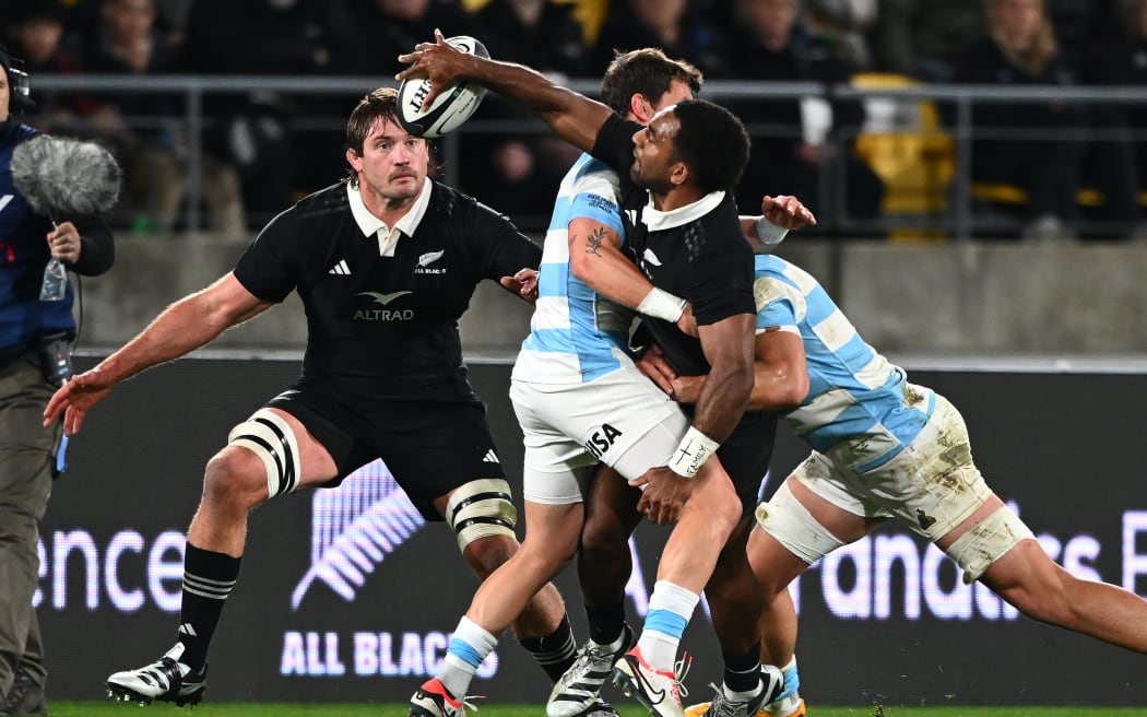 New Zealand’s Sevu Reece offloads to Ethan Blackadder. Rugby Championship, New Zealand All Blacks v Argentina. Sky Stadium, Wellington. Saturday 10 August 2024.
© Mandatory credit: Kerry Marshall / www.photosport.nz