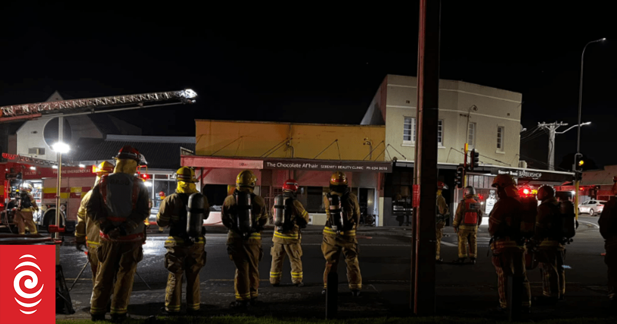 Onehunga hair salon engulfed in large blaze, investigator in attendance as crews extinguish fire - Vimarsana News