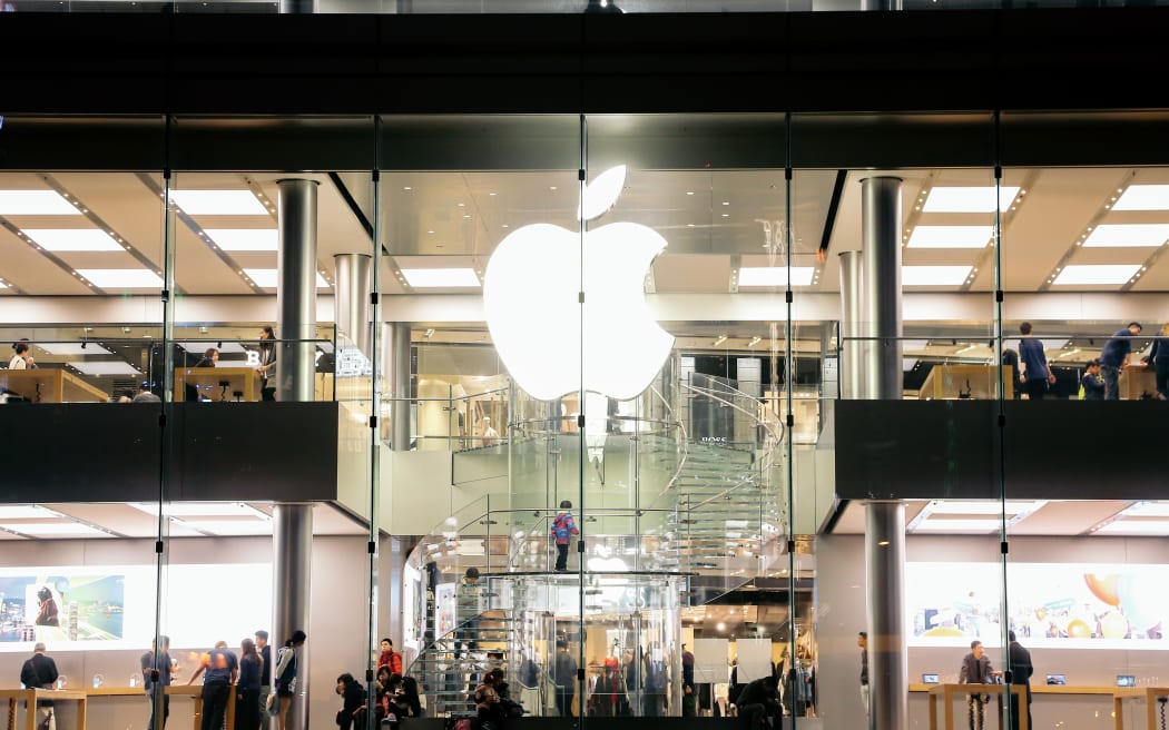 Hong Kong - March 16, 2017 : HongKong Central apple store night view