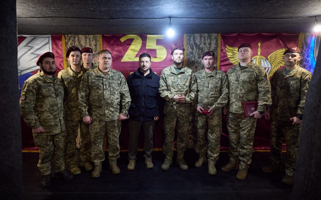 This handout photograph taken and released by the Ukrainian Presidential Press Service on November 4, 2025, shows Ukrainian President Volodymyr Zelensky (C) posing for a photograph with servicemen after awarding them during a visit to an undisclosed frontline sector of the 25th Separate Airborne Sicheslav Brigade, which is defending Pokrovsk and its outskirts in the Donetsk region, amid the Russian invasion of Ukraine. (Photo by Handout / UKRAINIAN PRESIDENTIAL PRESS SERVICE / AFP) / RESTRICTED TO EDITORIAL USE - MANDATORY CREDIT "AFP PHOTO / UKRAINIAN PRESIDENTIAL PRESS SERVICE" - NO MARKETING NO ADVERTISING CAMPAIGNS - DISTRIBUTED AS A SERVICE TO CLIENTS