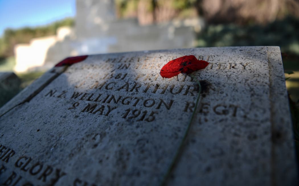 This photo taken on April 24, 2018 shows a dried poppy flower placed on a soldier's gravestone at the ANZAC (Australian and New Zealand Army corps) cemetery in Canakkale on April 24, 2018, on the eve of the 103th anniversary of the ANZAC Day.

AFP PHOTO / OZAN KOSE
