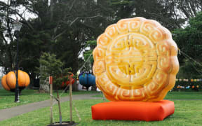 A 3-meter-tall giant inflatable mooncake became the key attraction at the Auckland Moon Festival.
