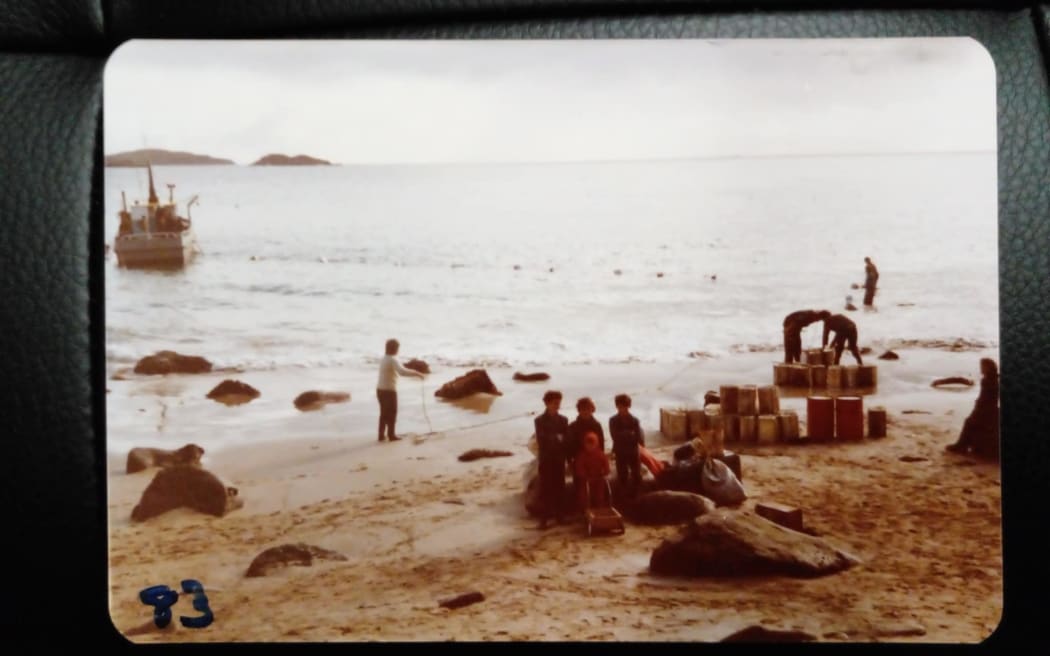Ruapuke Island whānau loading tītī delivered from Papatea (Green Island) 1983
