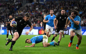 Cam Roigard of New Zealand breaks with the ball to score his team's fourth try (Photo by Hannah Peters/Getty Images)
