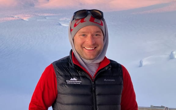 Lewis Ainsworth, who was president of the New Zealand Mountain Guides Association, has died in a helicopter accident in Canada.