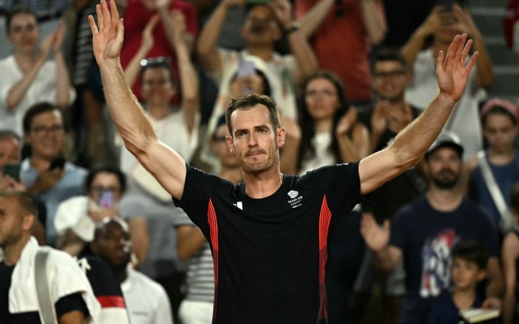 Britain's Andy Murray waves goodbye after playing with Britain's Daniel Evans  against US' Taylor Fritz and US' Tommy Paul in their men's doubles quarter-final tennis match on Court Suzanne-Lenglen at the Roland-Garros Stadium during the Paris 2024 Olympic Games, in Paris on August 1, 2024. (Photo by CARL DE SOUZA / AFP)