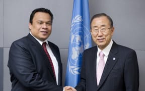 Secretary-General Ban Ki-moon (right) meets with Sprent Arumogo Dabwido, President of the Republic of Nauru in 2012.