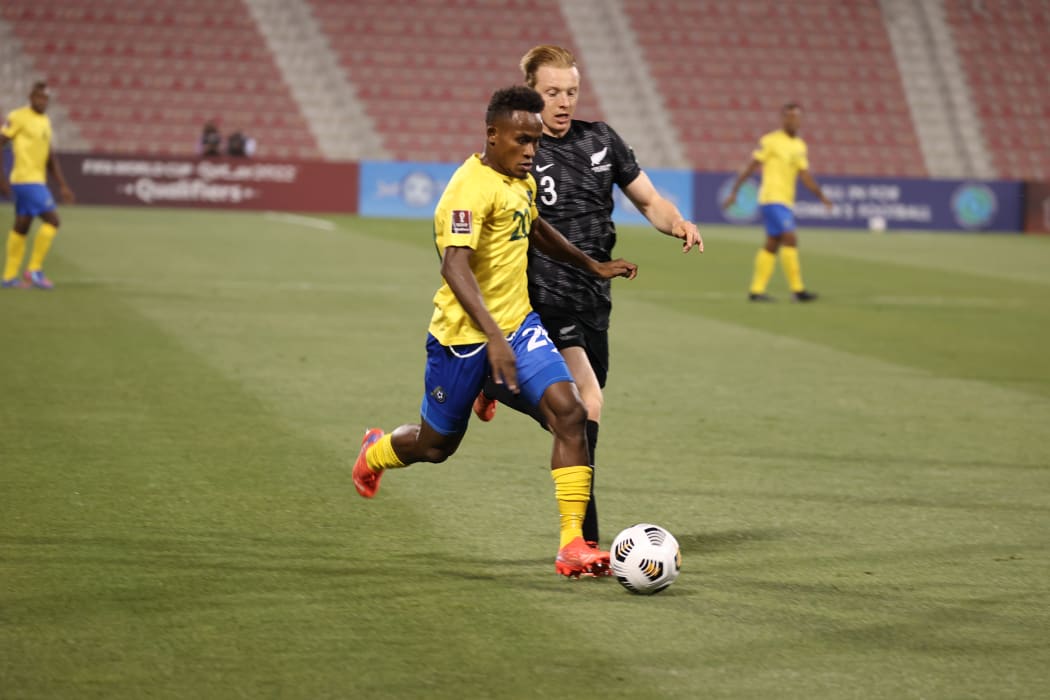 Raphael Lea'i takes on the All Whited defence.