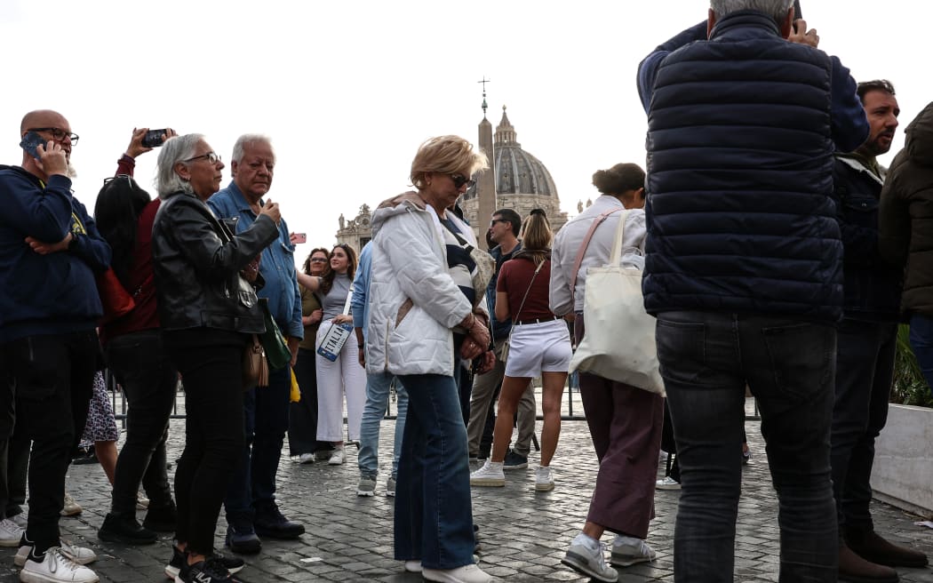 Devotees queue on St Peter s Square to see the coffin of the late Pope Francis at St Peter s Basilica, following the Pope s death, in the Vatican on April 23, 2025.
Des fideles font la queue sur la place de Saint Pierre pour voir le cercueil du defunt pape Francois dans la basilique Saint-Pierre, apres la mort du pape, au Vatican, le 23 avril 2025. (Photo by Valeria Mongelli / Hans Lucas / Hans Lucas via AFP)