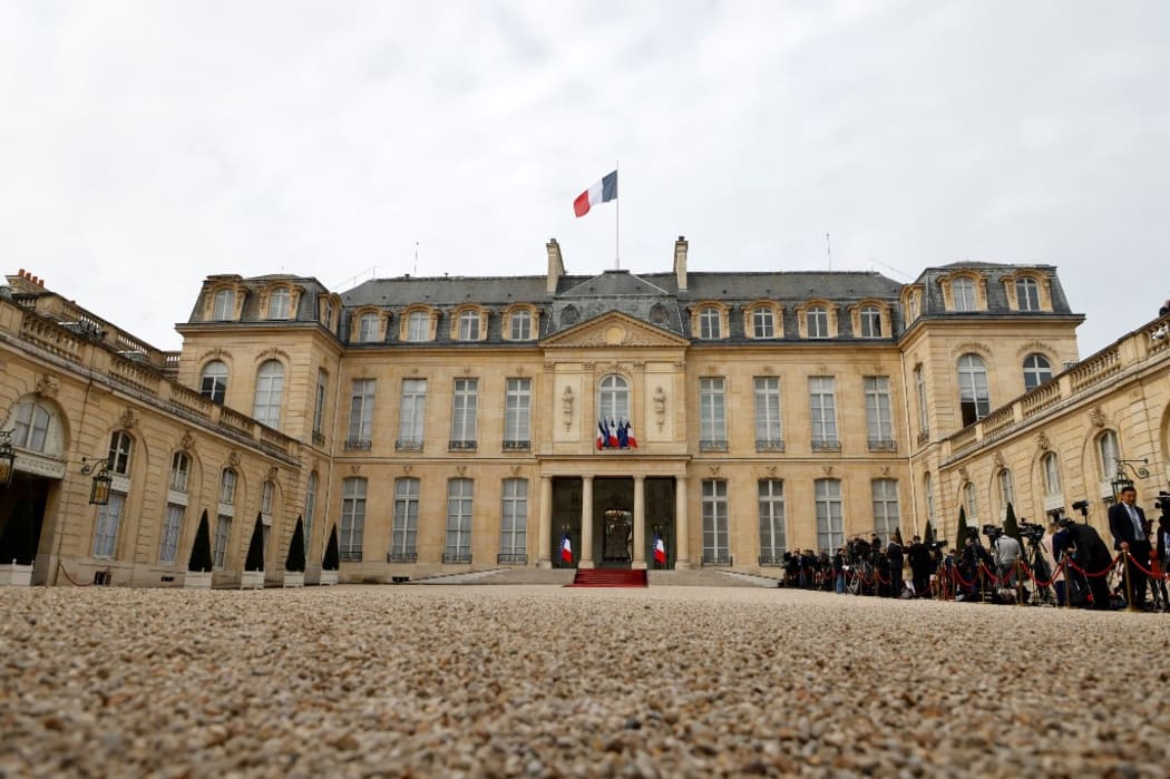 Journalists wait in the courtyard of the Elysee presidential palace in Paris on May 7, 2022, before the start of the investiture ceremony of Emmanuel Macron as French President, following his re-election last April 24. (Photo by Ludovic MARIN / AFP)