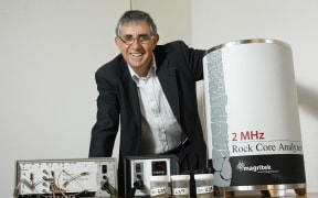 190410.NEWS: Phil Reid/Dominion Post.
Sir Paul Callaghan has won a top international prize.
With the Rock Core Analyzer.