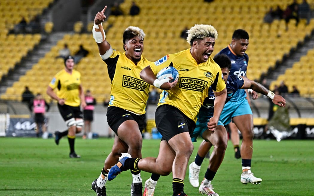 Siale Lauaki on his way to the try-line.