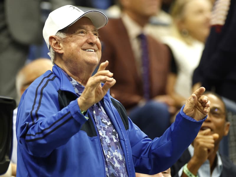 NEW YORK, NEW YORK - SEPTEMBER 07: Neil Sedaka waves to the crowd during the Men’s Singles Quarterfinal match between Andrey Rublev and Frances Tiafoe of the United States on Day Ten of the 2022 US Open at USTA Billie Jean King National Tennis Center on September 07, 2022 in the Flushing neighborhood of the Queens borough of New York City.   Sarah Stier/Getty Images/AFP (Photo by Sarah Stier / GETTY IMAGES NORTH AMERICA / Getty Images via AFP)