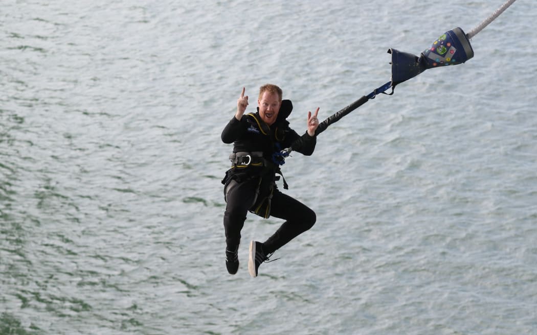 Auckland man Mike Heard says he's broken world 24-hour bungy jump record |  RNZ News
