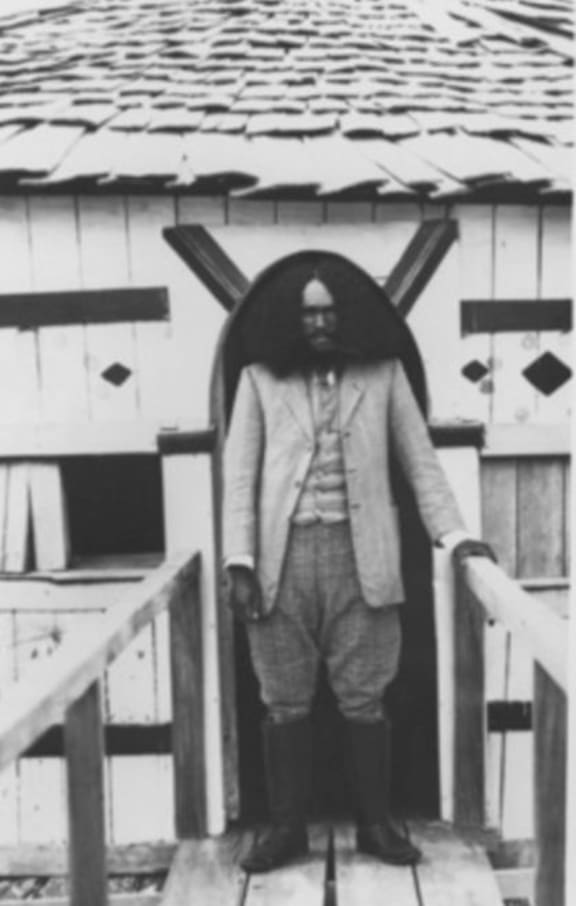 Rua Kenana standing at the doorway of the temple.
