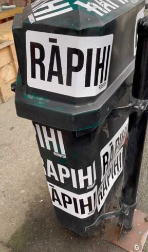 Hohepa Thompson's RĀPIHI te reo Māori rubbish bin sticker.