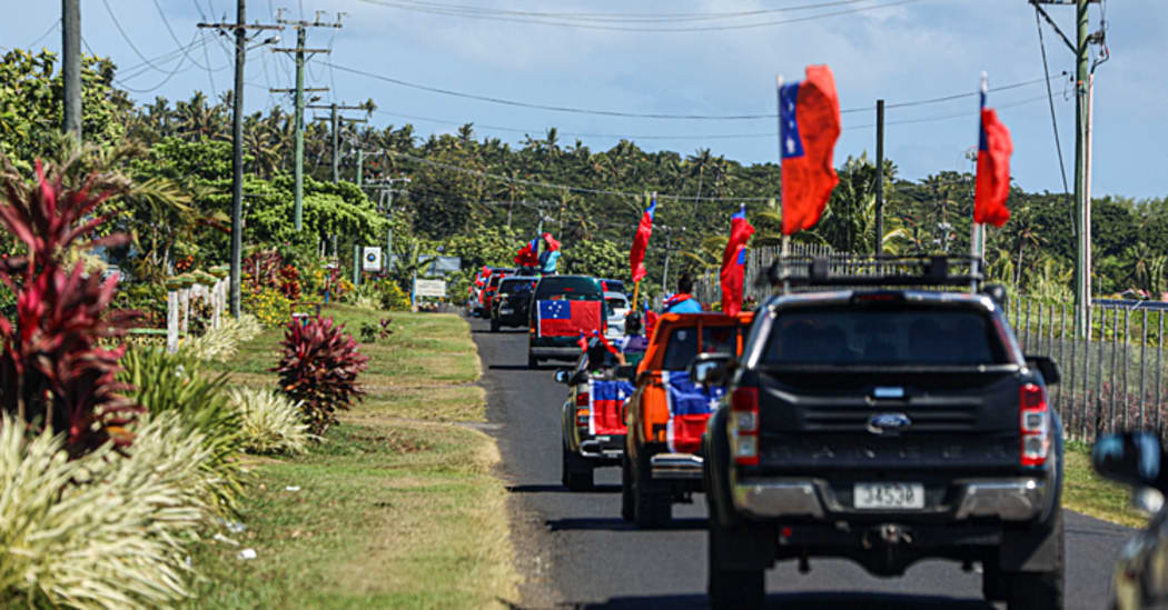 A convoy of supporters of Samoa's former Human Rights Protection Party government descend on Apia for a protest against the judiciary.