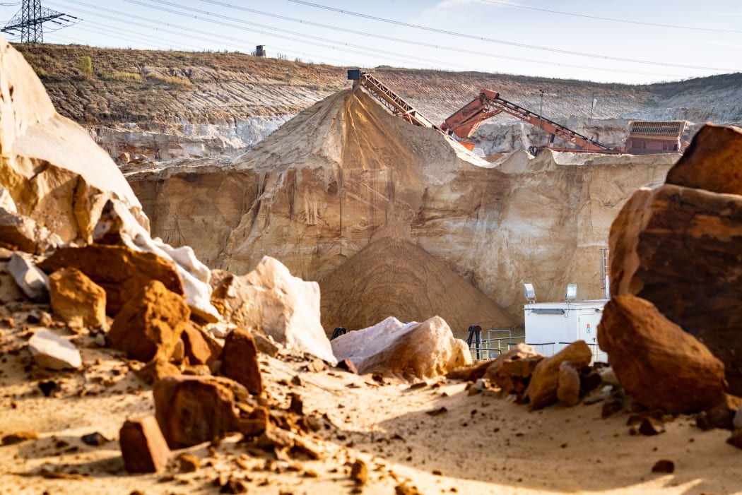 Sand is mined in a pit in central Hessen. Hesse is a country rich in raw materials. However, sand and gravel pits are not permitted in many areas - for example to protect groundwater. Important building materials could possibly become scarce on the construction sites.