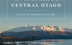 cover of the book "The Vineyards of Central Otago" by Viv Milsom
