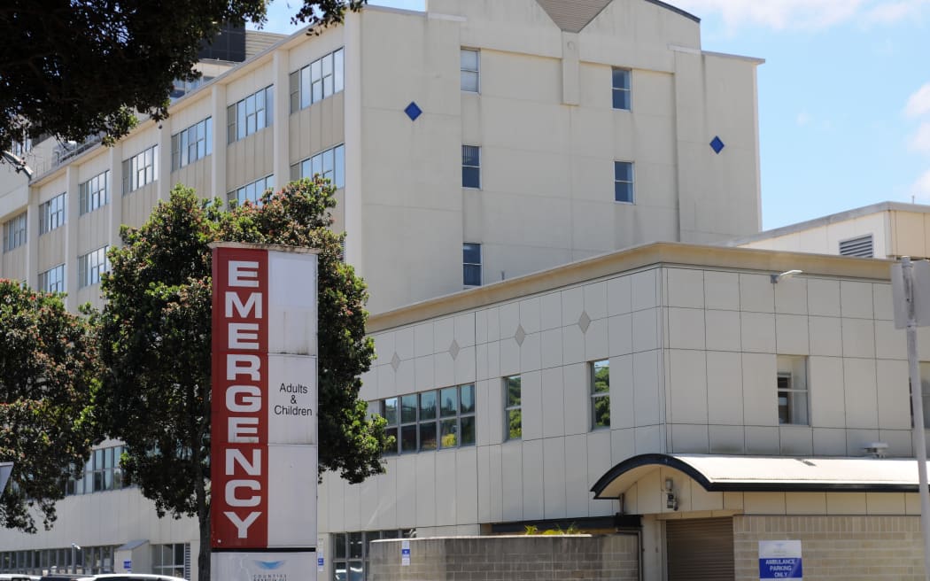 A healthcare worker from Middlemore Hospital’s emergency department says the number of staff being scratched from rosters daily is a serious concern as it is already under serious pressure due to staffing shortages.