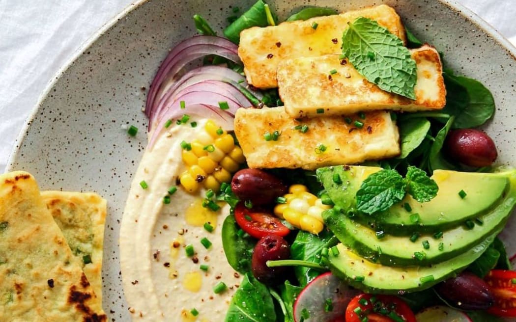 Hummus & Halloumi Salad