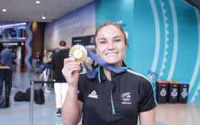 Michaela Blyde with her gold medal