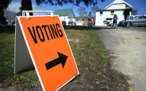 Polling booths are open for New Zealand's general election in Auckland on September 23, 2017. (Photo by MICHAEL BRADLEY / AFP)