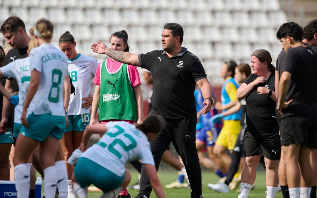 Michael Mayne se dirige a los Football Ferns en el descanso de un partido amistoso internacional contra Japón.