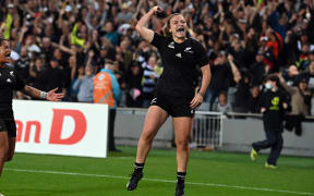 Renee Holmes of New Zealand celebrates her try during the Rugby World Cup final against England.