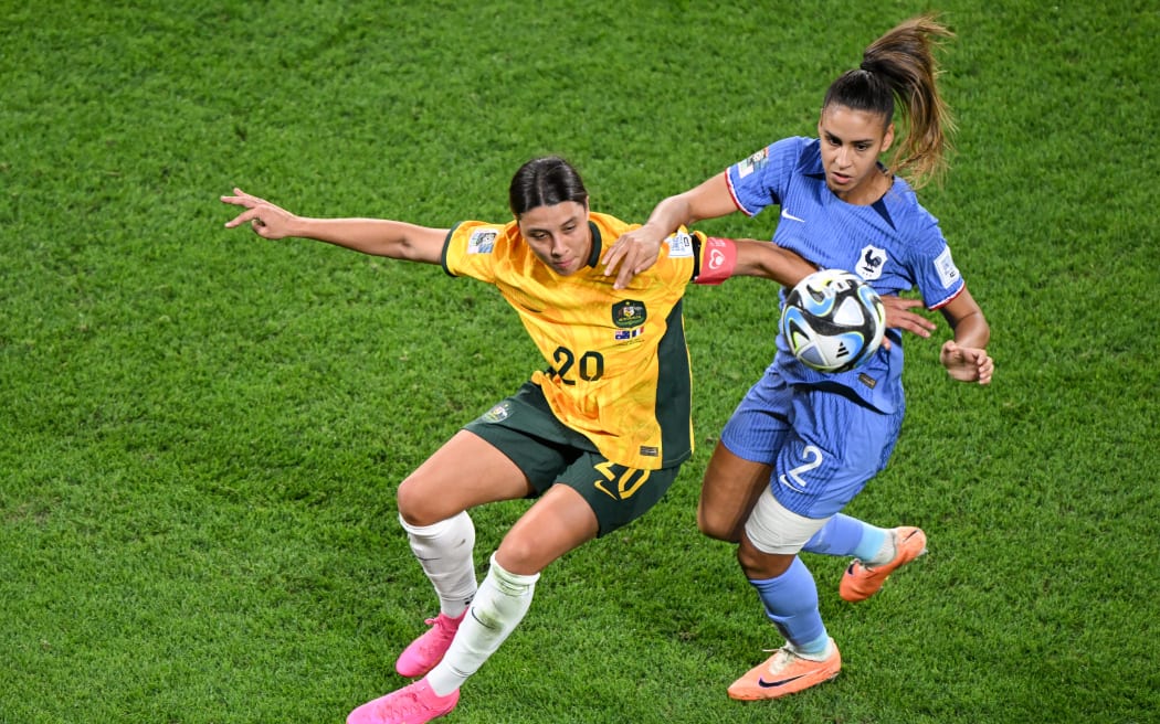 Australia's forward #20 Sam Kerr and France's defender #02 Maelle Lakrar compete for the ball during the Australia and New Zealand 2023 Women's World Cup quarter-final football match between Australia and France at Brisbane Stadium in Brisbane on August 12, 2023. (Photo by WILLIAM WEST / AFP)
