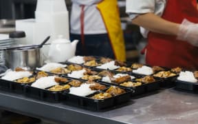 Since August, a number of Chinese restaurants have introduced special meal sets—including meat, vegetables, rice, and unlimited free soup—priced at just $9.90 or $9.99.