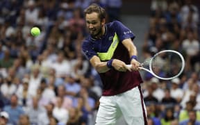 NEW YORK, NEW YORK - SEPTEMBER 08: Daniil Medvedev of Russia returns a shot against Carlos Alcaraz of Spain during their Men's Singles Semifinal match on Day Twelve of the 2023 US Open at the USTA Billie Jean King National Tennis Center on September 08, 2023 in the Flushing neighborhood of the Queens borough of New York City.   Al Bello/Getty Images/AFP (Photo by AL BELLO / GETTY IMAGES NORTH AMERICA / Getty Images via AFP)