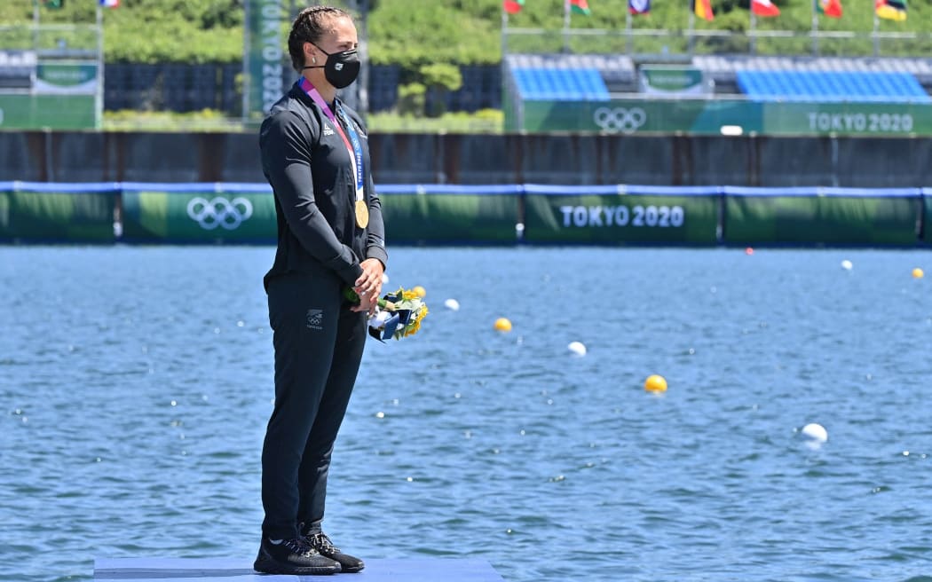 Gold medallist New Zealand's Lisa Carrington poses on the podium following the women's kayak single 500m final during the Tokyo 2020 Olympic Games at Sea Forest Waterway in Tokyo on August 5, 2021. (Photo by Luis ACOSTA / AFP)