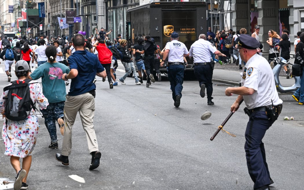 NEW YORK, NEW YORK - AUGUST 04: Plates and chairs are thrown near Chelsea as members of the NYPD respond to the disruptions caused by large crowds during a "giveaway" event hosted by popular Twitch live streamer Kai Cenat in Union Square and the surrounding area on August 4, 2023in New York City. Cenat, who announced on social media that he would be giving away video game consoles and other items, is reportedly in police custody after a crowd sparked disorder in the park leading to numerous arrests.   Alexi J. Rosenfeld/Getty Images/AFP (Photo by Alexi J. Rosenfeld / GETTY IMAGES NORTH AMERICA / Getty Images via AFP)