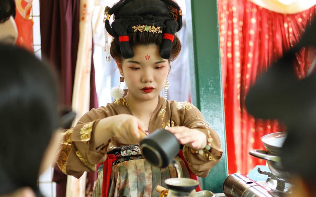 New Zealand Han Culture Association brought public performances of ethereal drum and GuZheng, Go/WeiQi, Pitch pots, paper kites, poetry couplets, tea tasting and many other traditional culture games and experiences at One Tree Hill.