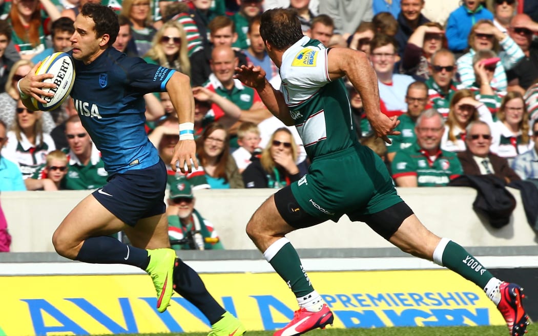 The Argentina fullback Joaquín Tuculet escapes a Leicester defender.