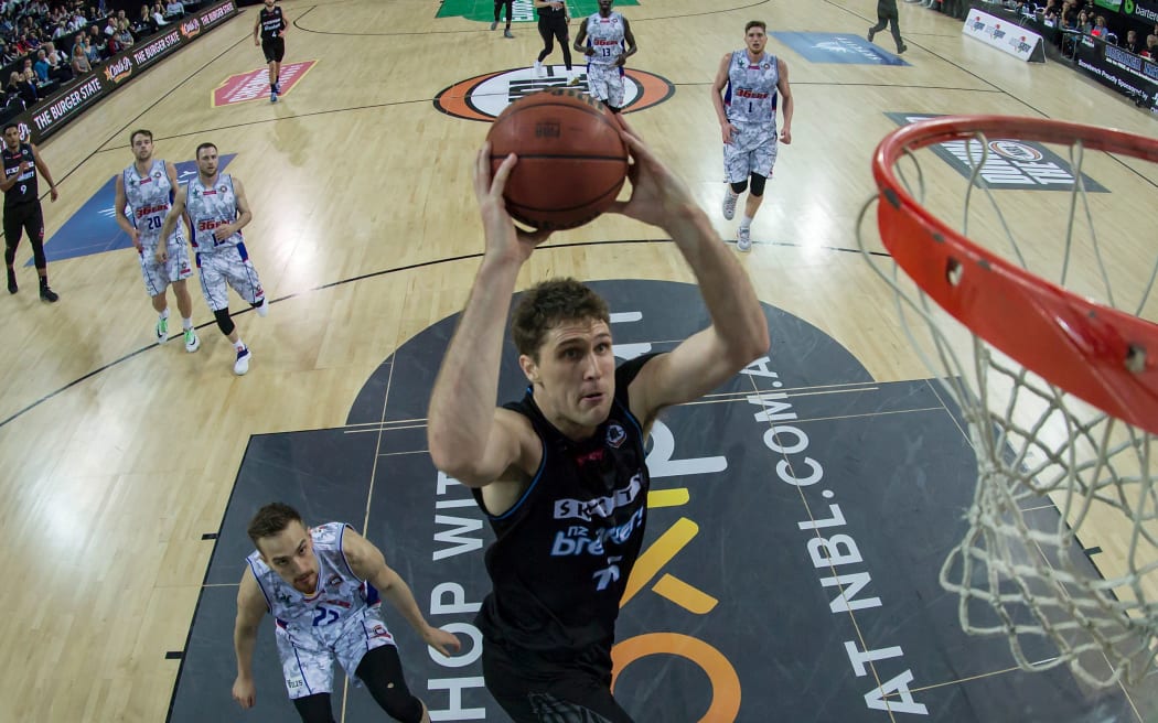 Centre Rob Loe scoring for the New Zealand Breakers